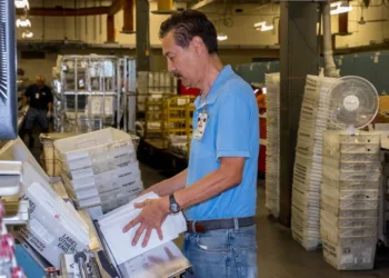 Large union, U.S. Postal Service finalize 3-year contract