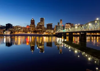 Oregon ties itself closer to California’s Advanced Clean Trucks rule, even though it may have no future