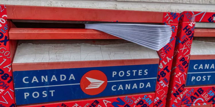 Survey: Small businesses would flee Canada Post if mail carriers strike