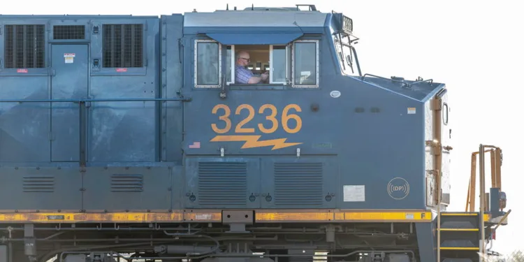 Activist investor urges CSX to engage in alternative merger discussions