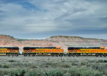 BNSF earnings gain on lower costs