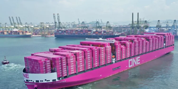 Container market sends mixed signals as charter rates hold firm, spot rates slide