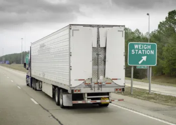 Retailers, trucking clash over vehicle weight limits