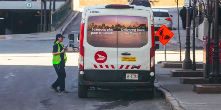 Canada Post and union contract divide widens