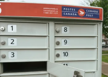 Canada Post makes new contract offer to mail carriers