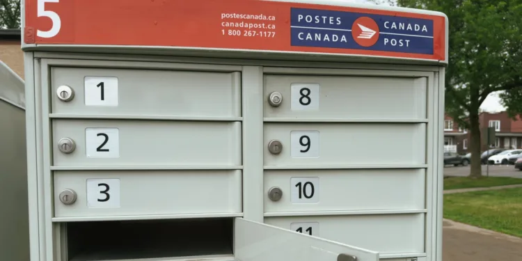 Canada Post makes new contract offer to mail carriers