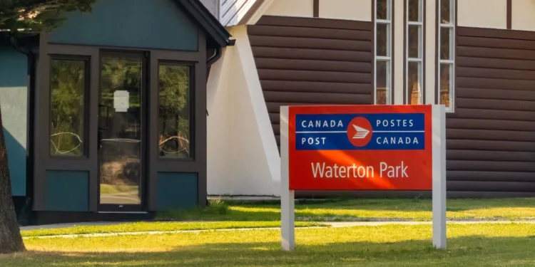 Canadian government to end home delivery in Canada Post reform 