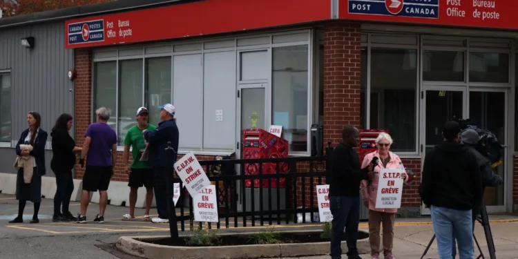 Canada Post reduces contract offer to striking workers, warns of job cuts