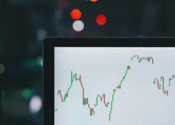 CCFI dips below 1,000 as SCFI rises for second week