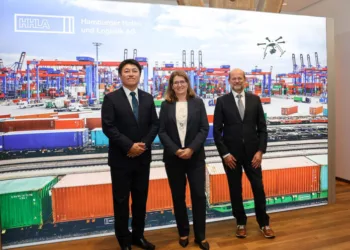 Daimler Truck, HHLA, Kawasaki launch liquid hydrogen partnership