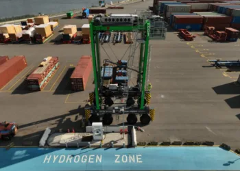 Hamburg port tests hydrogen straddle carrier