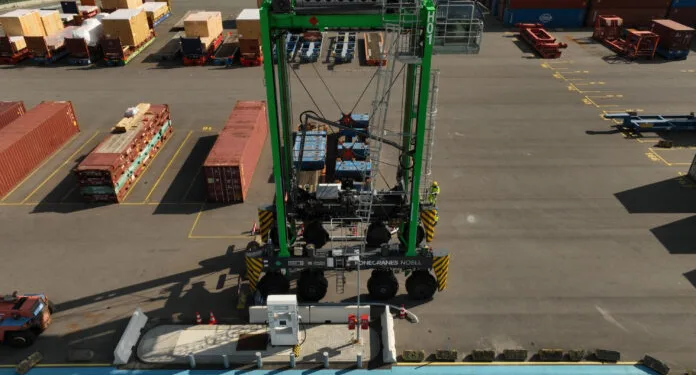Hamburg port tests hydrogen straddle carrier
