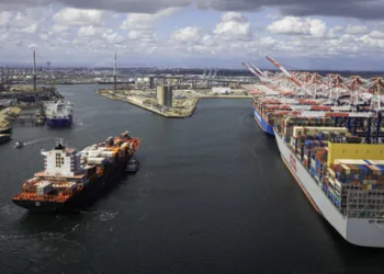 Port of Long Beach moves record cargo while cutting emissions