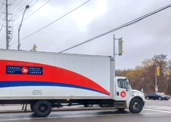 Striking Canada Post workers ‘endanger’ future parcel business, execs say