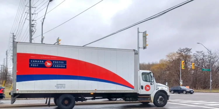 Striking Canada Post workers ‘endanger’ future parcel business, execs say
