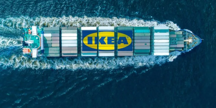 Retail giants back first e-ammonia boxship