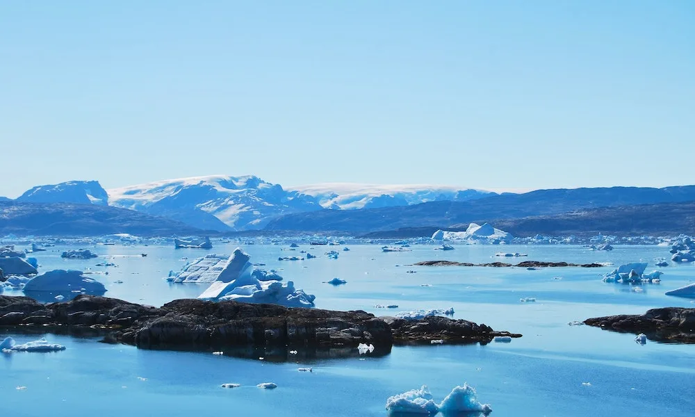 Shadow LNG carrier blocked by early Arctic freeze