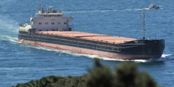 Suez Canal traffic continues normally despite vessel grounding outside channel