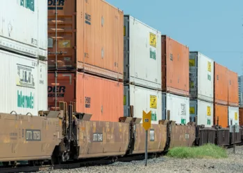 Intermodal rail makes weekly gain but trails 2025 traffic