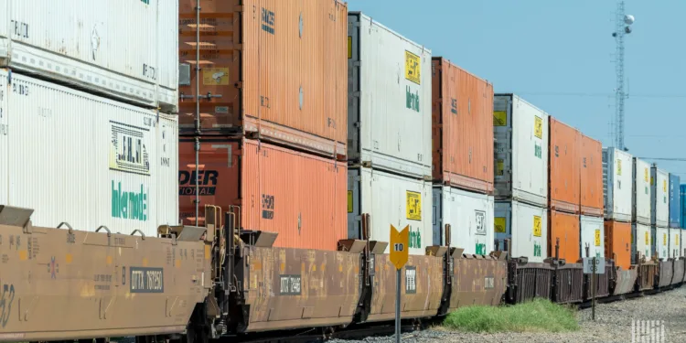 Intermodal rail makes weekly gain but trails 2025 traffic