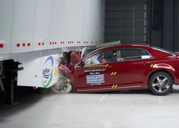 Legislation would require crash protection on new trucks