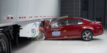 Legislation would require crash protection on new trucks